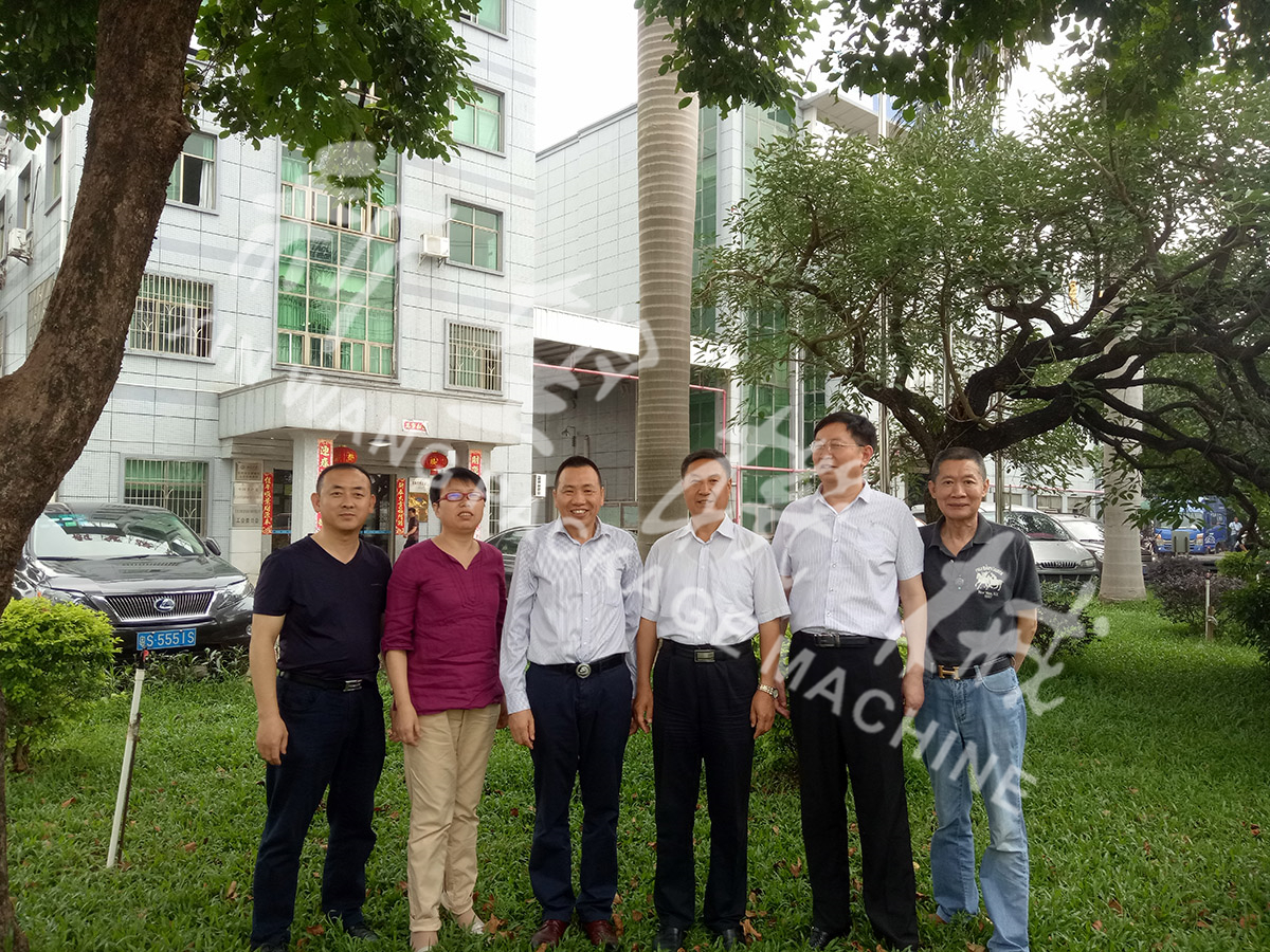 總裝備部劉思剛少將、新華社李建琦博士一行蒞臨新望公司考察指導(dǎo)