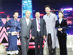 新望董事長(zhǎng)羅永輝與著名歌星劉尊老師、汪正正老師、郭津彤老師、主持人雅琪在北京電視臺(tái)錄制節(jié)目現(xiàn)場(chǎng)親切合影